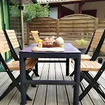 Maison, Piscine Sous Les Pins Holiday home *